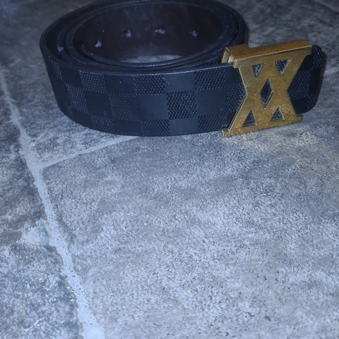 Svart bälte med guldspänne'