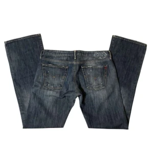 Blå jeans från Replay - Snygga bootcut jeans från replay📞 jättefina detaöjer🔧 kan passa både killar och tjejer🧨 inge större defekter, lite heelbite🪤 skicka dm för mått🧶