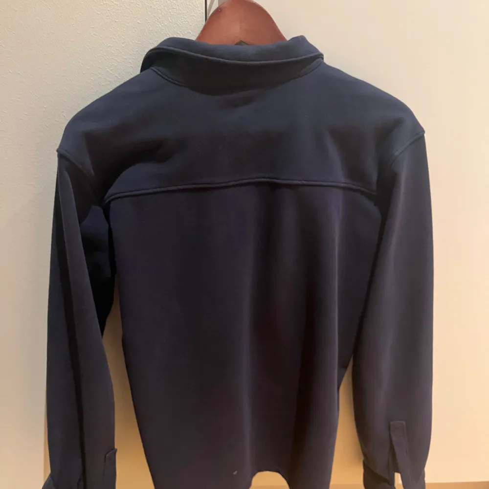 Säljer en overshirt från Lyle & Scott som är använd ett få tal gånger den är i skick 9,5/10 och är riktigt färsh. Ny pris 999kr. Takit.