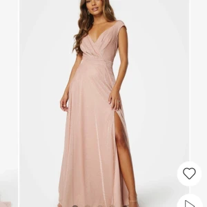 Rosa balklänning - Superfin bal klänning som bara har använts vid ett tillfälle, i väldigt bra skick. Original pris 1300kr. 