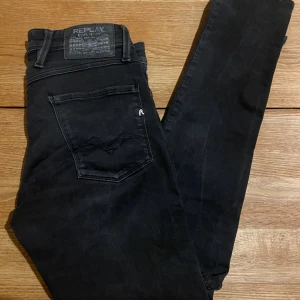 Svarta jeans från Replay - Tja! Jag säljer nu dessa feta replay jeans i modellen Anbass (slim fit). De är i färgen svart och storlek W29 L32. Modellen är 180cm och väger 67kg. 