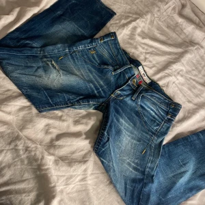 Blå straight jeans från Fornarina - blå jeans från Fornarina, längden: 34. Gammal model. Bra skick. Skulle säga runt xs 