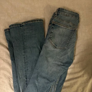 Bootcut jeans från Zara - Säljer dessa bootcut jeans från Zara, storlek 38, i fint skick💙