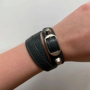 Armband från Balenciaga - Så snyggt balenciaga armband!! Säljer pga att det inte kommer till användning.💓💓