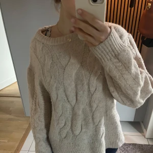 Krämvit stickad tröja - Mysig beige stickad tröja med kabelstickat mönster från gina tricot
