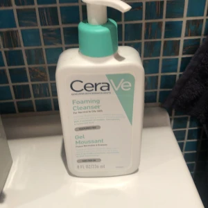 CeraVe Foaming Cleanser - CeraVe Foaming Cleanser är en rengöringsgel för normal till fet hud. Den avlägsnar överflödigt talg utan att störa hudens skyddsbarriär. Produkten är parfymfri och hypoallergen, vilket gör den skonsam för huden. Perfekt för daglig användning. Köpte den för 278 säljer för 130! Den är halvt andvänd ungefär kanske lite mer!