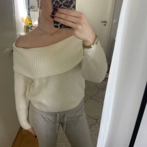 Stickad off-shoulder tröja - Stickad offshoulder tröja som inte kommer till användning. Jättefint skick!