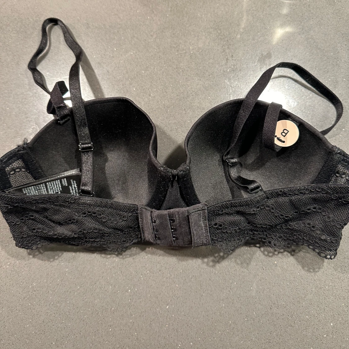 Svart axelbandslös bh med spetsdetaljer - 91