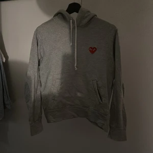 En cdg hoodie - En riktigt fett hoodie från märket comme des garçons, hoodien är i storlek xs o passar folk som är 155-165 cm långa, om du vill ha mer bilder eller har andra funderingar hör bara av dig, säljer för 1000 men snabbaffär blir de billigare🤩🤩