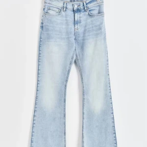 Ljusblå bootcut jeans 🥰😇 - Ur snygga bootcut jeans från Gina med den perfekta blåa nyansen, säljer pågrund av att jeansen inte passar mig tyvärr ❣️jeansen är slutsålda på hemsidan!!