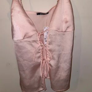 Tie singlet - Säljer denna toppen eftersom jag köpte den men den va för liten o hade inte tid att lämna tillbaka.💗 Så den är helt oanvänd, köpte den för 359! Frakten kostar även!!