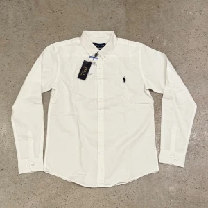Vit skjorta från Polo Ralph Lauren - Helt ny och oanvänd Ralph lauren skjorta!   Inga raturer 