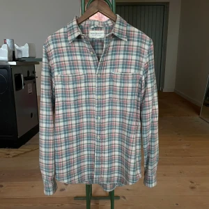 Ralph lauren, denim & supply skjorta - Riktigt snygg och klassisk flanellskjorta i fint skick. Skjortan är gjord i ett lite tjockare tyg vilket gör att man kan använda den som overshirt också. Storlek M. Hör av dig vid frågor eller om det behövs fler bilder. MVH Båstad pluggen.