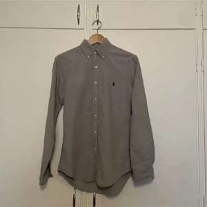 Ralph lauren skjorta - Snygg o stilren Ralph lauren skjorta. Den är i storlek S o skulle passa nån som är 170-180. Bra skick osv. Skriv för fler frågor eller bilder