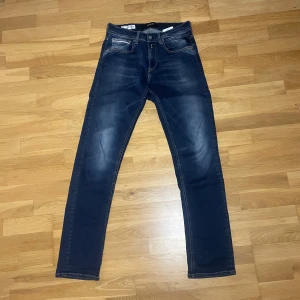 Replay Jeans - Säljer mina mörkblåa Replay Jeans i storlek 30/32. Modellen på jeansen är Grover alltså Slim Fit. Hör av dig vid minsta lilla fundering.👍
