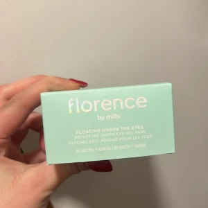 Florence by Mills Floating Under the Eyes - Florence by Mills Floating Under the Eyes är avsvällande gelpads för området under ögonen. Förpackningen innehåller 60 pads och en spatel. Perfekt för att minska svullnad och mörka ringar.