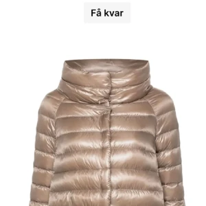 Beige/gammelrosa dunjacka från Herno - Intressekoll!!!Snygg och stilren beige/gammelrosa dunjacka från Herno. Jackan har en hög krage och är quiltad för extra värme. Perfekt för kyliga dagar med sin lätta och mjuka gåsdunfyllning. Missfärgad på kragen baktill men inget man tänker på när man har den på!