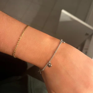 Silver armband  - Säljer detta fina silver armband med hjärtan på. Den är från ett egenföretag och det står att det ska vara rostfritt. Använt enstaka gånger och därav nyskick