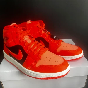 Jordan air 1 (NYA) storlek 43 - Jordan air 1 (NYA)  Crimson Bliss/Rush Orange Storlek 43  Funkar båda män och kvinnor  Nya oanvända!!  Vid fler frågor/funderingar är det bara o höra av er!!  Kan även mötas upp! Befinner mig runt Skövde