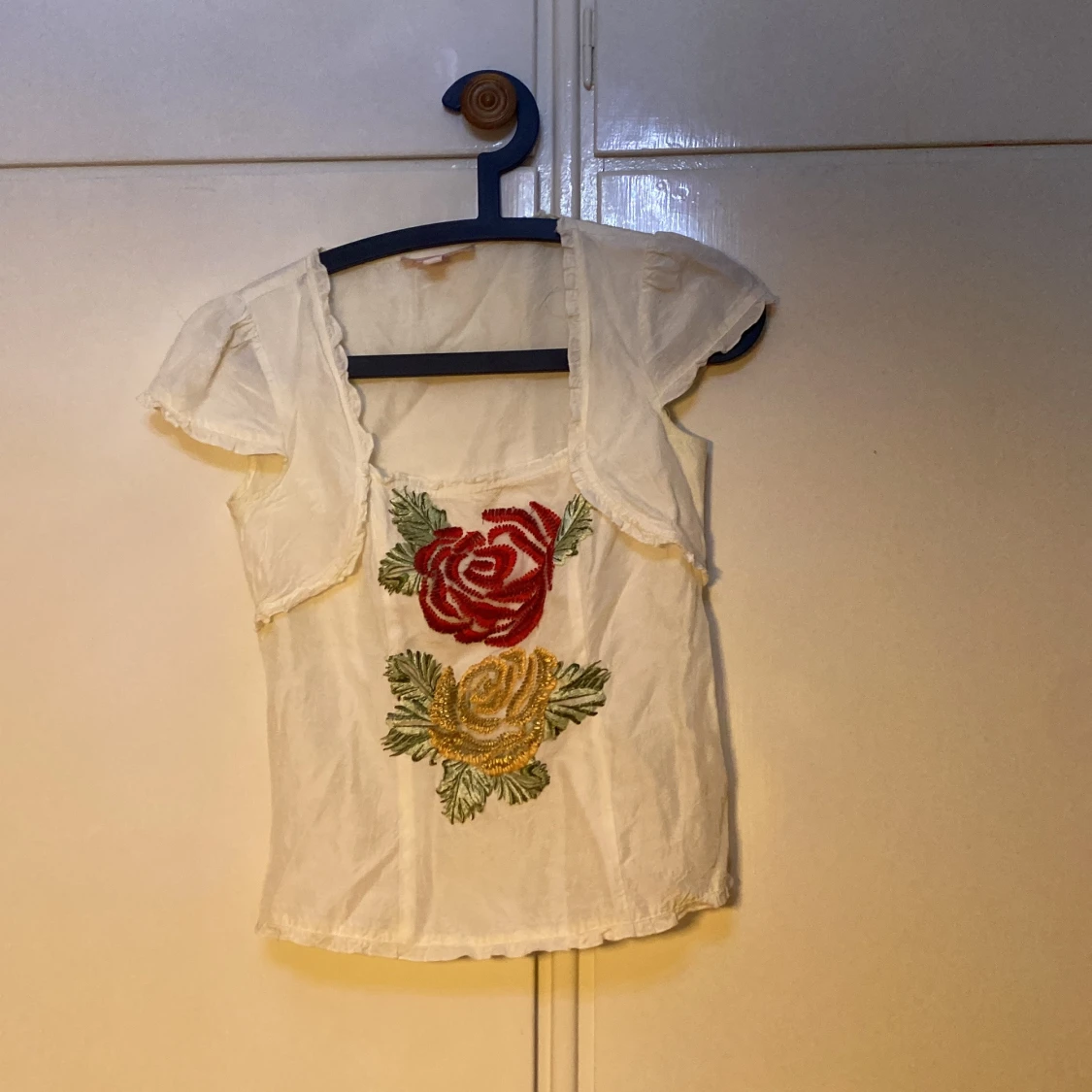 Vit blus med broderade rosor från Moiselle - 90