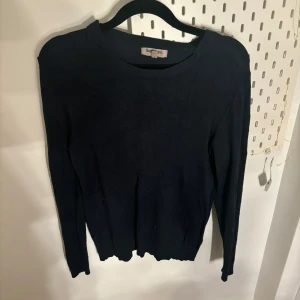 Marinblå tunnstickad tröja - Tunnstickat 