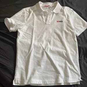 Vit pikétröja från Diesel - Säljer en vit pikétröja från Diesel för att den inte kommer till användning, har aldrig använt. Nypris 900-1200kr. Pris kan diskuteras i dm