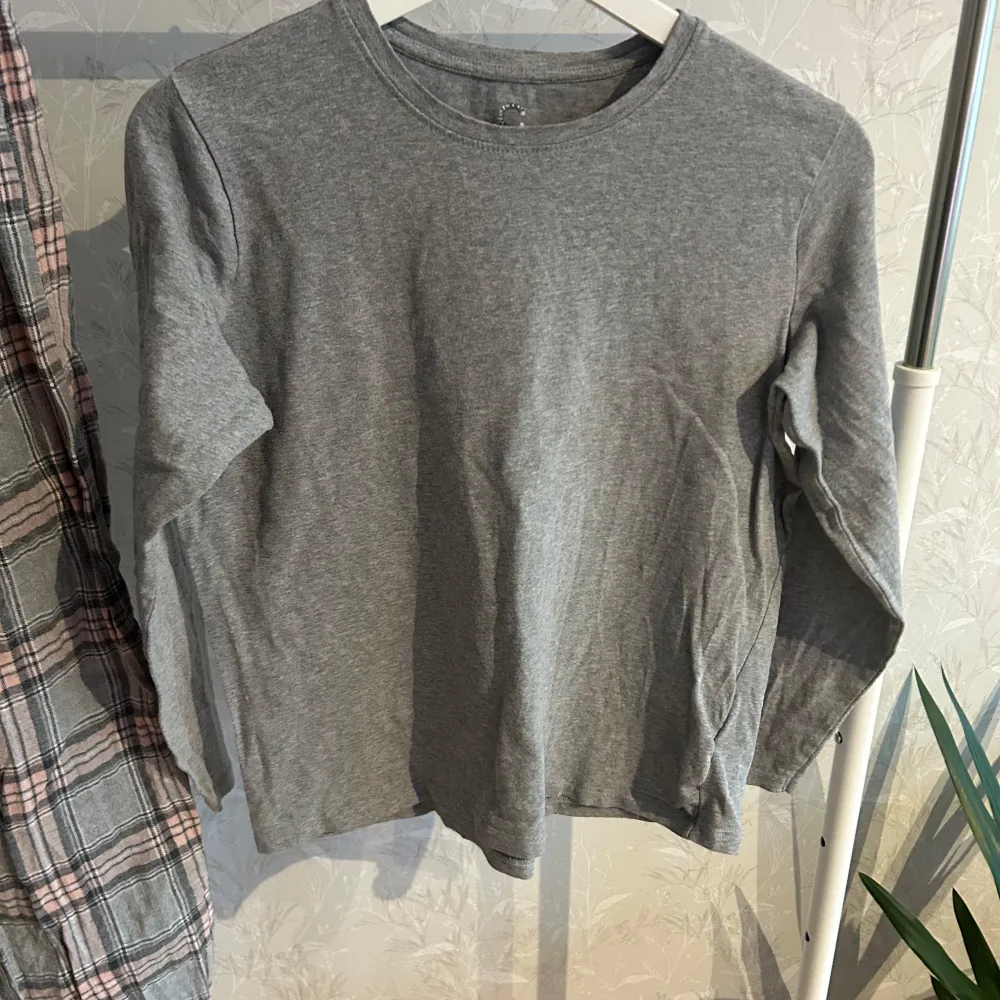 Säljer ett grått pyjamas set från Cubus. Välanvänt men i bra skick. . Neuletakit & Villapaidat.