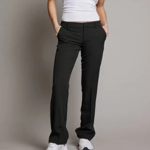 Svarta kostymbyxor bikbok - Snygga svarta kostymbyxor med låg midja från bikbok