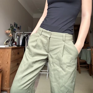 Olivgröna kostymbyxor - Snygga olivgröna kostymbyxor med låg midja och rak passform. Från Gina tricot