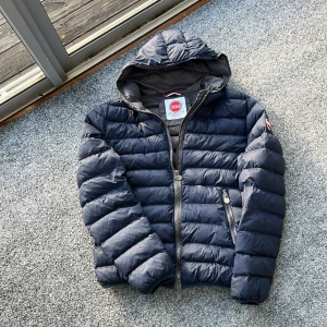 Colmar jacka - Säljer denna snygga colmar jacka i storlek M! Skick 7/10! Kan gå ner i pris vid snabb affär! Hör av dig vid minsta fundering 🙌