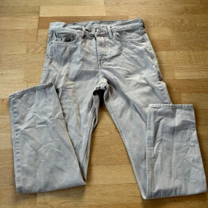 Beige byxor från H&M - Säljer ett par beige byxor från H&M i relaxed fit. Byxorna har en klassisk femficksdesign och är perfekta för en avslappnad stil. Använda ett fåtal gånger av min kille. 🤎 bra skick, enda lilla defekten är en liten maska på sista bilden