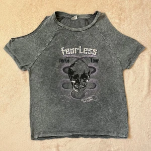 Grå t-shirt med tryck - Grå t-shirt med tryck och en unik offshoulder-design från gina tricot. Strl XS