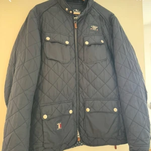 Dunjacka Morris  - Dunjacka ifrån Morris, storlek L. En söm vid fickan är lagad (se bild) 