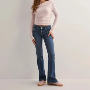 Blå bootcut jeans - Säljer dessa trendiga Nelly jeans i storlek 36 då jag köpt fel storlek🥰