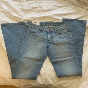 Ljusblå lågmidjade jeans - Jätte fina lågmidjade bootcut jeans som tyvärr aldrig har kommit till användning ❤️ prislappen är kvar ❤️