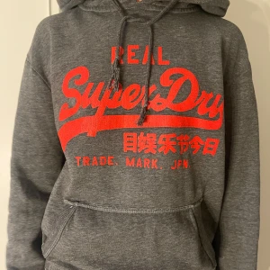 Superdryhoodie  - Vi säljer en stilren superdry hoodie som är i mycket bra skick tröjan är i storlek M fits S hör gärna av er vid frågor💫 NYPRIS 1500 vårt 400