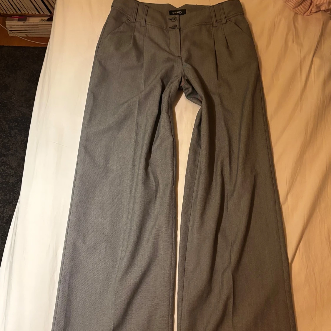 Grå kostymbyxor med knappar