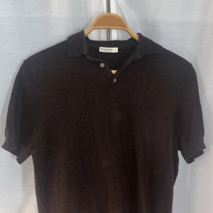 Mörkbrun merino ull pikétröja  - Står Xl men har krympt och passar S/Xs. Perfekt för varmare dagar eller med t shirt under. hör av dig vid minsta lilla fråga. 