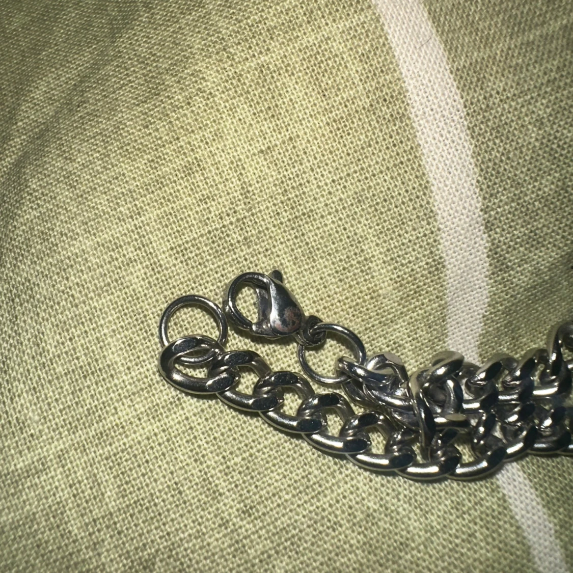 Silverfärgat halsband med kedjedesign - 90