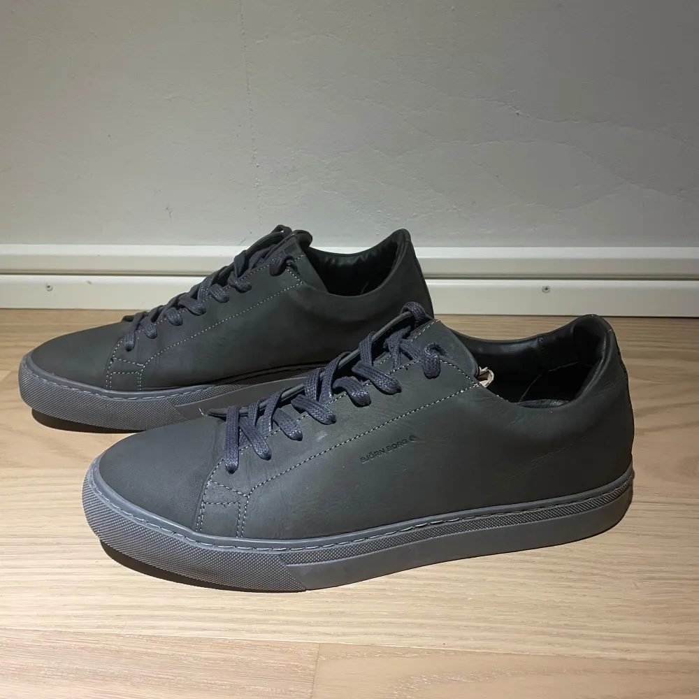 Hej! Jag säljer nu ett par Björn Borg skor som är endast använda ca 3 gånger. Jag säljer dessa nu eftersom färgen inte passade min smak. Skorna är storlek 41 Snygga grå sneakers från Björn Borg med stilren design. Skorna har snörning och är tillverkade i skinn, vilket ger en lyxig känsla. Perfekta för en avslappnad men ändå elegant look. Pris kan diskuteras vid snabb affär.. Kengät.
