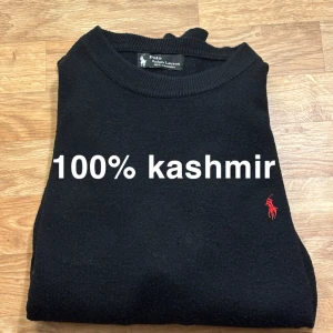 100% kashmir Ralph lauren tröja - Svart tröja från Ralph lauren i 100% kashmir. Storleken är L. Tröjan är sparsamt använd men forfarande i mycket bra skick inga fläckar eller hål. Kolla gärna in fler annonser i  min profil. 