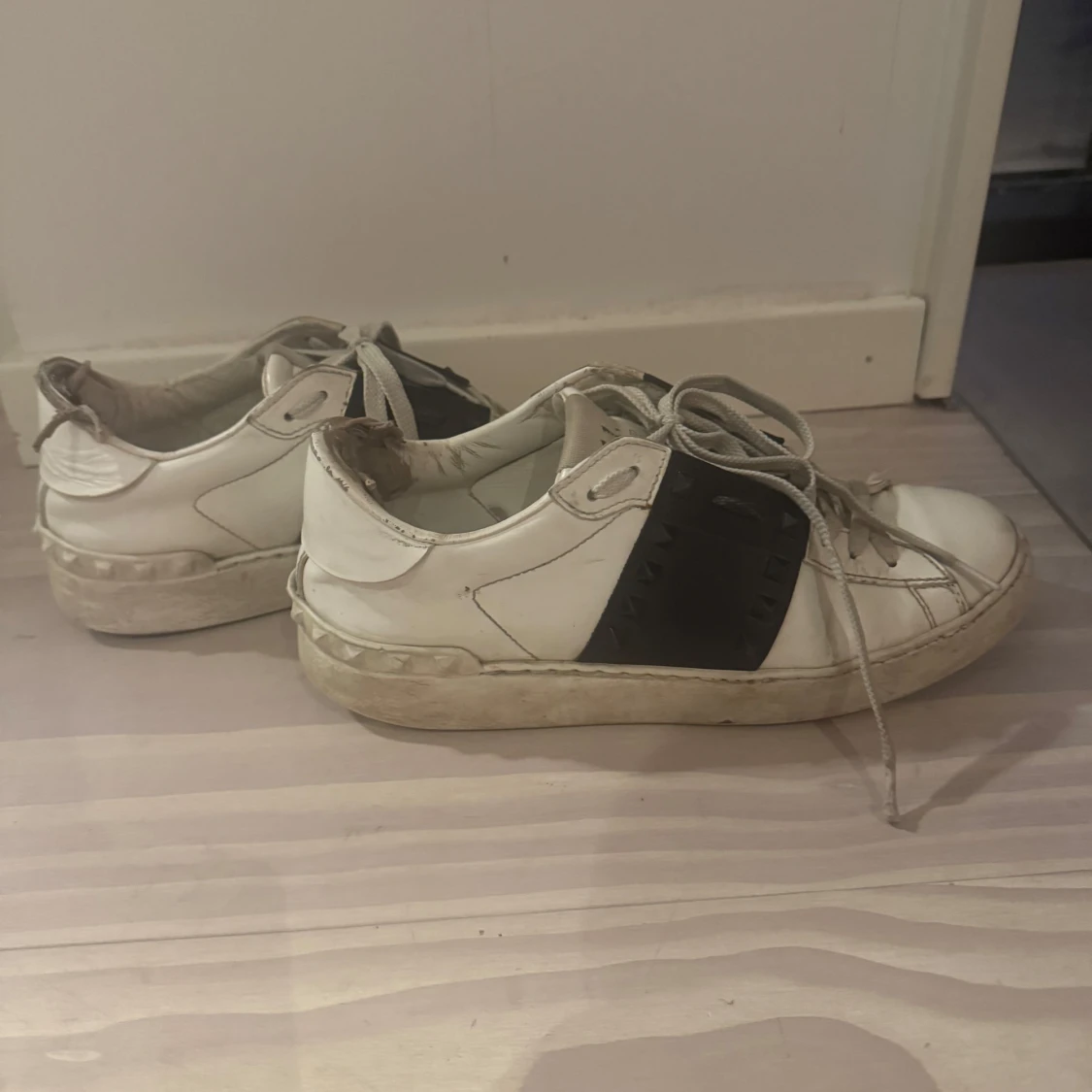 Valentino sneakers med svarta detaljer - 4