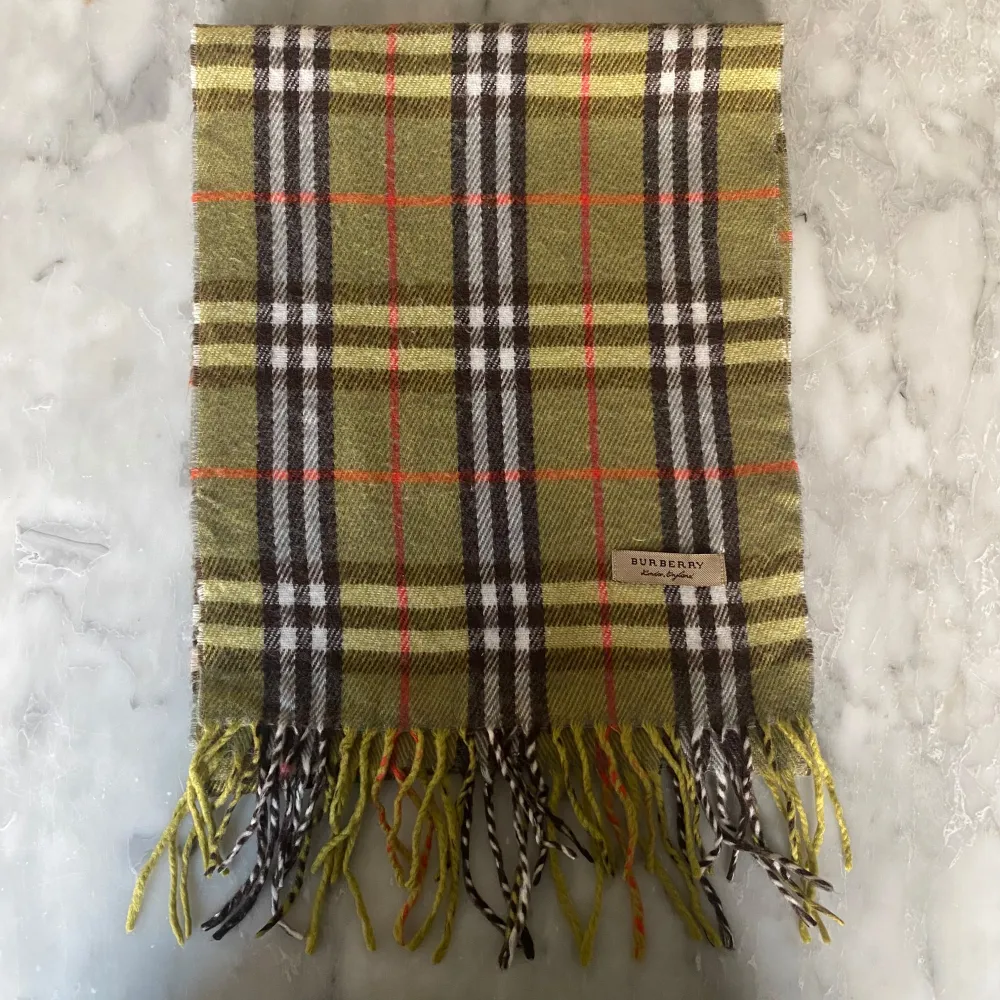 Skick: 8/10. Halsduken är i bra skick och har inga defekter. Mått: 146cm x 29cm. Muu.