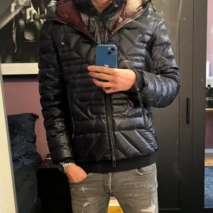 ARMANI JACKA - Säljer min riktiga snygga armani jacka, skick 9/10, säljer pga att den är för liten för mig, nypris: 5800. Skriv om ni har frågor eller erbjudanden🤙🏼 pris kan diskuteras 
