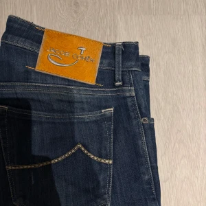 Jacob Cohen Jeans - Jacob Cohen Jeans i toppen skick. Byxorna är i storlek 32. Hör av er vid eventuella frågor.