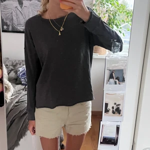 Långärmad tröja  - Grå långärmad tröja från Mos Mosh med ett hjärta och coola sömmar 😍Superfin o gulliiii 😋❤️🫧