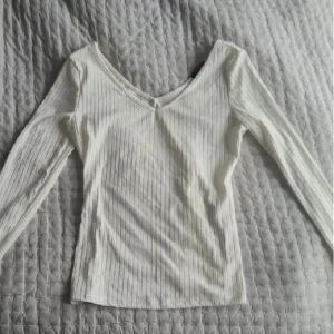 Vit tröja - Lägger ut en tredje gång, då den ännu inte blivit såld😅 För mer info se min första annons🫶