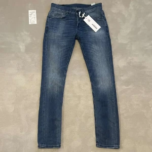 Dondup Jeans - Säljer nu dessa handgjorda jeans från dondup i den eftertraktade och populära modellen George!Nypris ca 3700 kr, vårt pris 1150! Byxorna är i nyskick och endast använda fåtal gånger, hör av dig vid minsta fundering