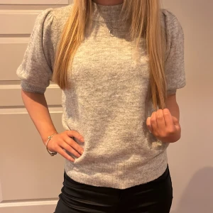 Stickad tröja ifrån only - säljer denna jätte fina stickade tröjan ifrån only den är i mycket bra skick och inga tecken på användning. Säljer pga den kommer inte till användning längre 🩷