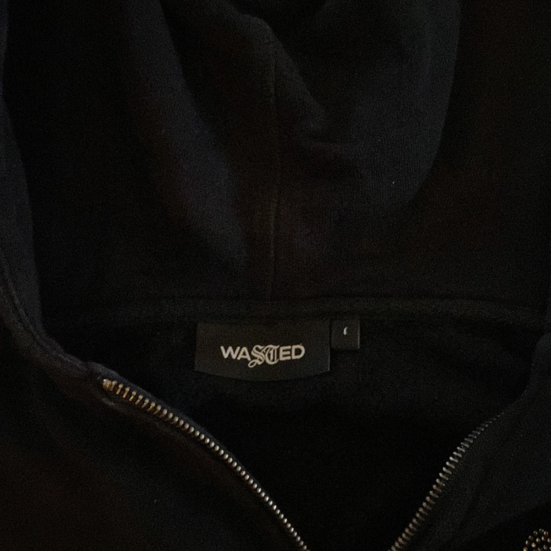 Svart hoodie med dragkedja från Wasted Paris  - 2